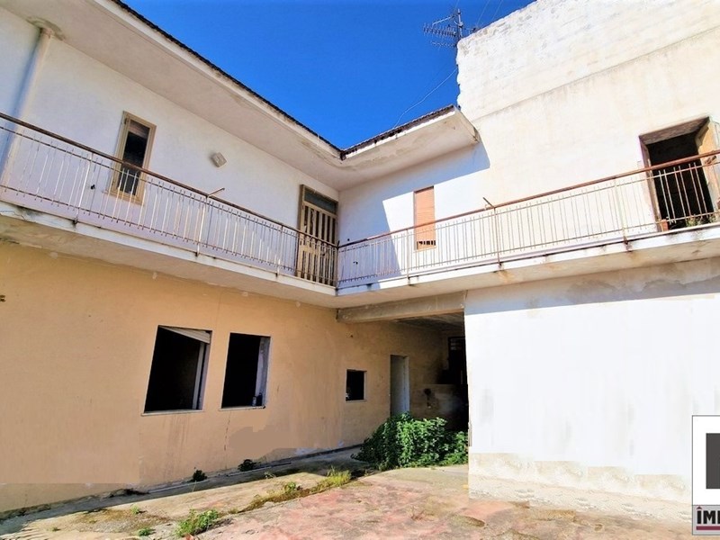 Casa Indipendente in Vendita a Mondragone, zona VIA AOSTA, 160'000€, 350 m²