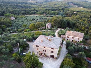 Casale in Vendita a Monteriggioni, zona Pian Del Lago, 600'000€, 310 m², arredato