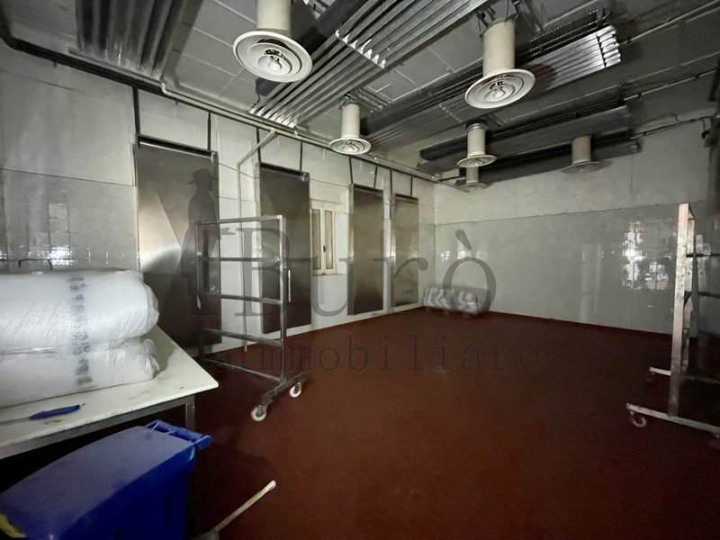 Capannone in Vendita a Tizzano Val Parma, 99'000€, 900 m²