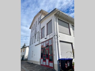 Capannone in Vendita a Tizzano Val Parma, 99'000€, 900 m²