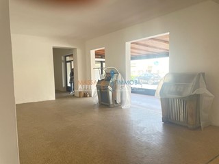 Immobile commerciale in Affitto a Massa, 1'500€, 190 m²