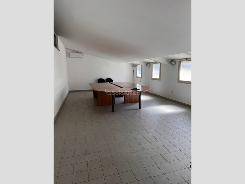 Ufficio in Affitto a Pescara, zona San Silvestro, 1'800€, 220 m²