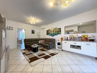 Villetta a schiera in Vendita a Camaiore, zona Capezzano Pianore, 370'000&euro;, 160 m²