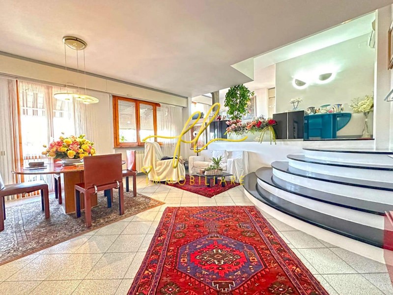 Appartamento in Vendita a Cecina, 325'000€, 154 m², con Box