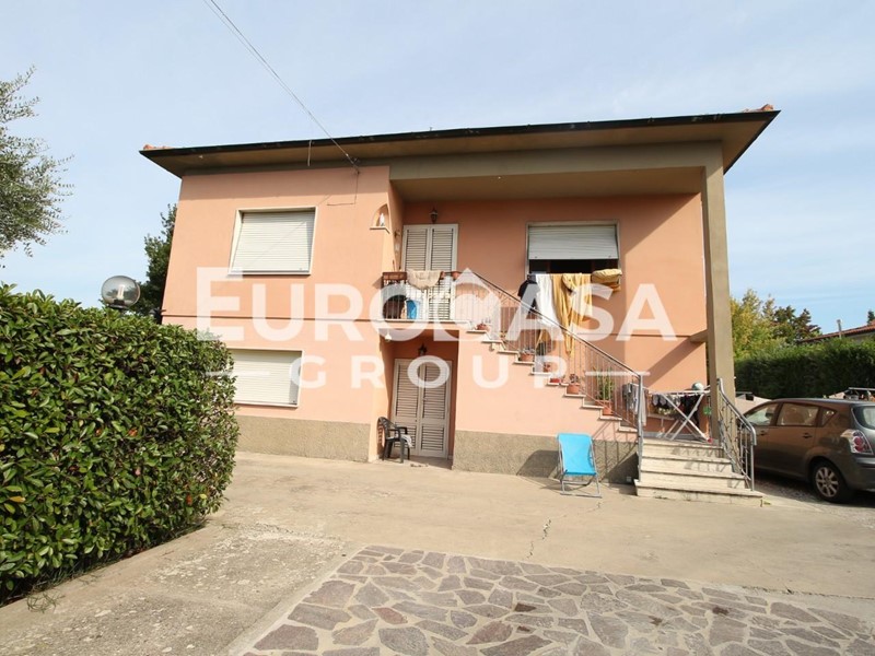 Villa in Vendita a Lucca, zona Antraccoli, 330'000€, 220 m²