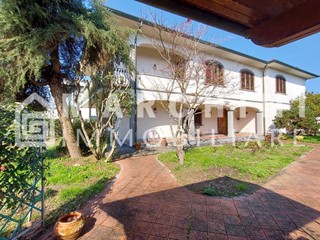 Villa in Vendita a Lucca, zona San Marco, 830'000€, 380 m², arredato