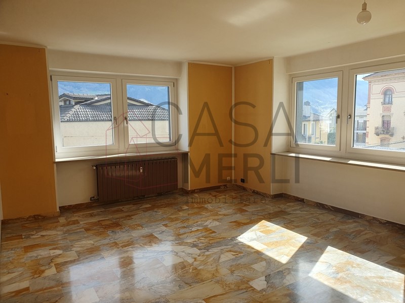Appartamento in Affitto a Aosta, 750€, , con Box