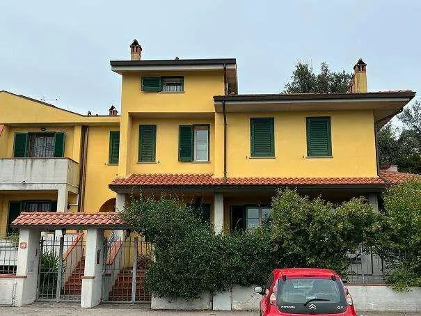Villetta a schiera in Vendita a Prato, zona Cafaggio, 426'000€, 193,33