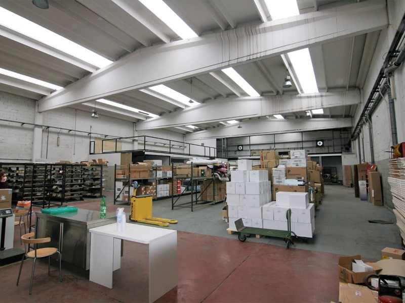 Capannone in Vendita a Carrara, zona Avenza, 560'000€, 800 m²