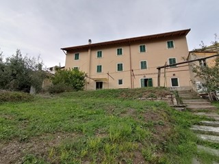 Casale in Vendita a Carrara, zona Gragnana, 250'000€, 230 m²