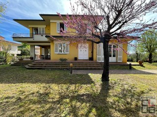 Villa in Vendita a Capraia e Limite, 620'000€, 372 m², con Box