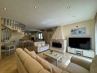 Villa in Vendita a Viareggio, zona Torre Del Lago Puccini, 650'000€, 200 m², arredato