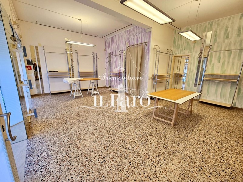 Negozio in Vendita a Camaiore, 160'000&euro;, 65 m²