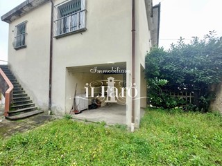 Villa in Vendita a Camaiore, 420'000&euro;, 400 m², arredato