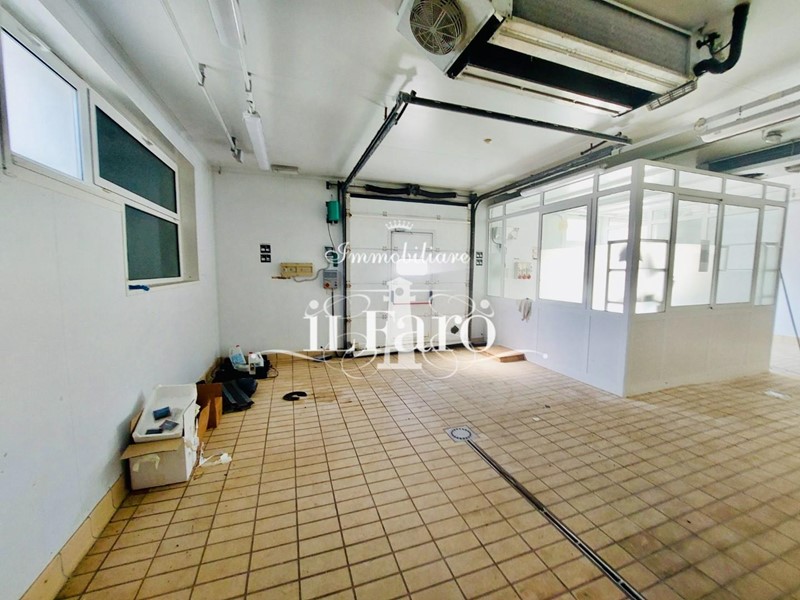 Capannone in Vendita a Viareggio, 225'000€, 270 m²