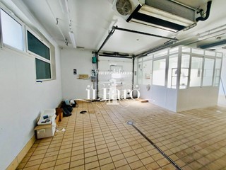 Capannone in Vendita a Viareggio, 225'000€, 270 m²