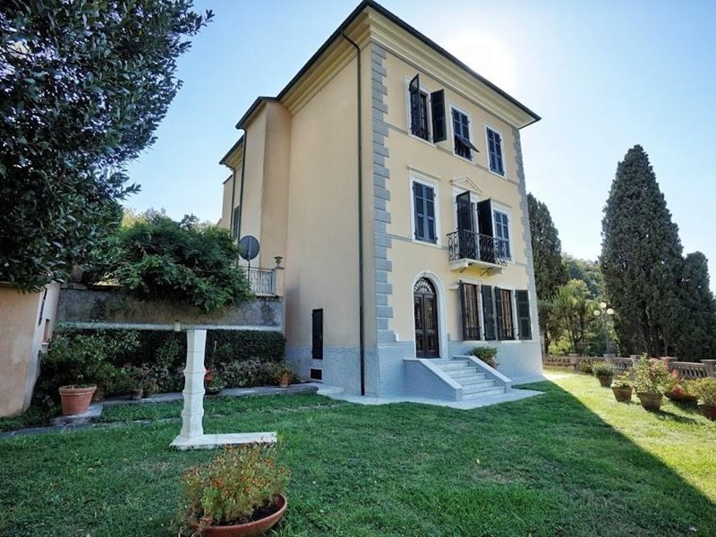 Villa in Vendita a Carrara, 990'000€, 400 m², con Box
