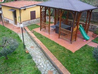 Villa bifamiliare in Vendita a Carrara, zona Bergiola Foscalina, 210'000€, 200 m²