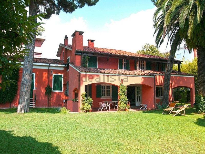 Villa in Vendita a Carrara, zona Avenza, 650'000€, 400 m², arredato, con Box