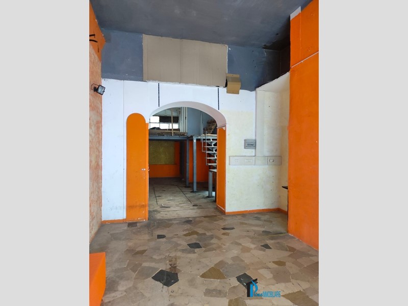 Negozio in Affitto a Terni, 800€, 50 m²