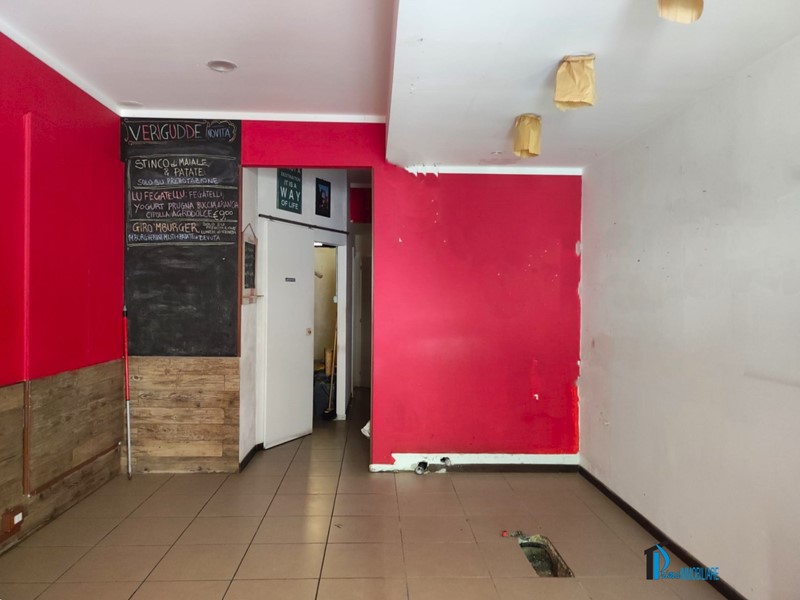 Negozio in Affitto a Terni, 900€, 50 m²