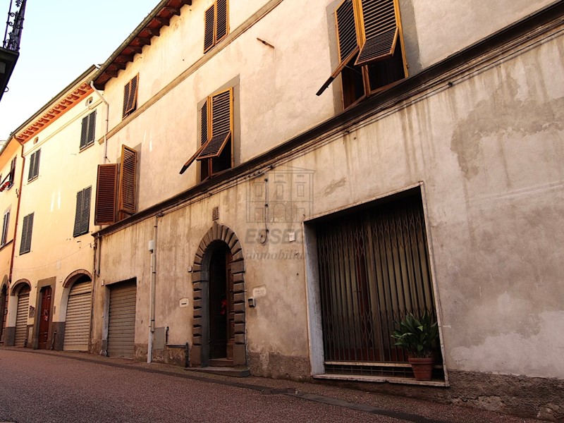 Villa in Vendita a Borgo a Mozzano, 400'000&euro;, 500 m², con Box