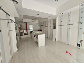 Immobile commerciale in Vendita a Sarzana, 85'000€, 40 m²