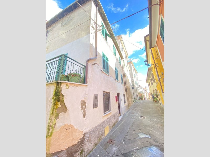 Casa Semi Indipendente in Vendita a Castelnuovo Magra, zona Castelnuovo paese, 85'000€, 100 m²