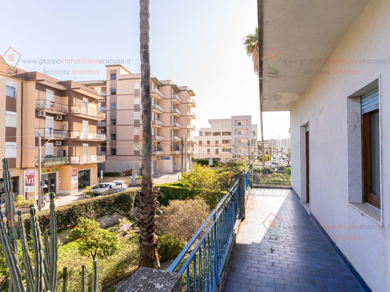 Appartamento in Vendita a Siracusa, zona Pizzuta Scala Greca, 110'000&euro;, 199 m²