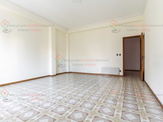 Appartamento in Vendita a Siracusa, zona Pizzuta Scala Greca, 110'000&euro;, 199 m²