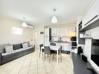 Trilocale in Vendita a Castelfranco di Sotto, 145'000€, 75 m², arredato, con Box