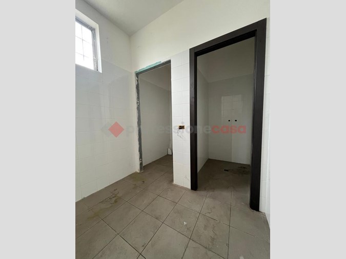 Negozio in Affitto a Arezzo, 4'500€, 550 m²