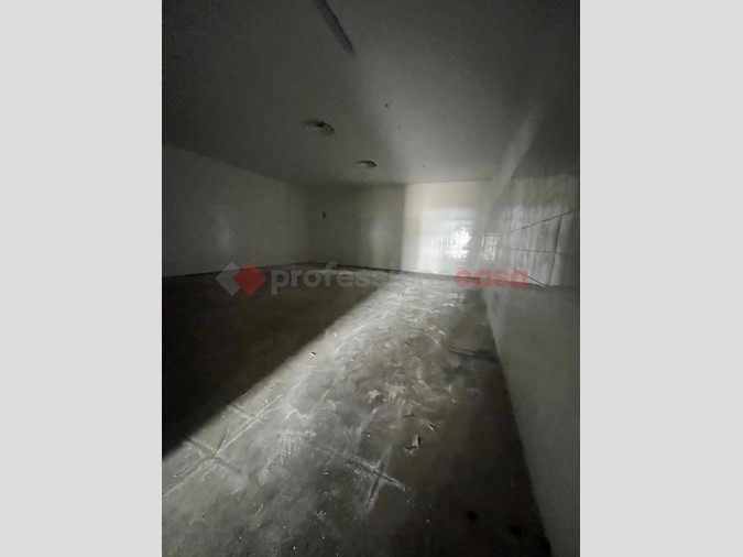 Negozio in Affitto a Arezzo, 4'500€, 550 m²