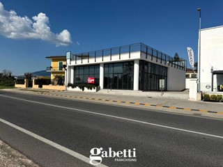 Negozio in Affitto a Vitulazio, 300 m²