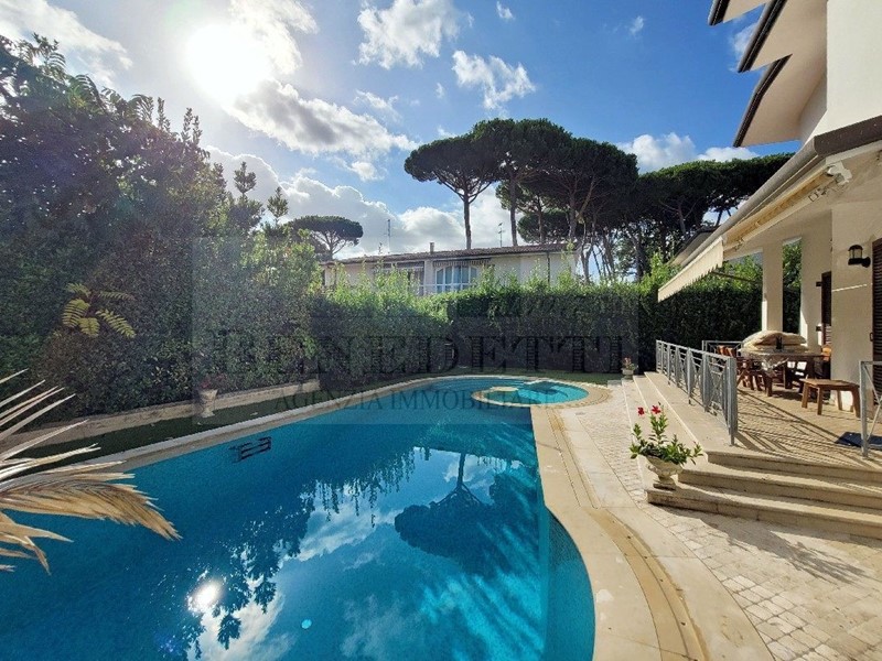 Villa in Vendita a Pietrasanta, zona Marina Di Pietrasanta, 1'250'000€, 130 m²