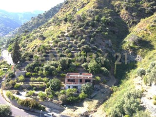 Casa Indipendente in Vendita a Scaletta Zanclea, 120'000€, 200 m², con Box