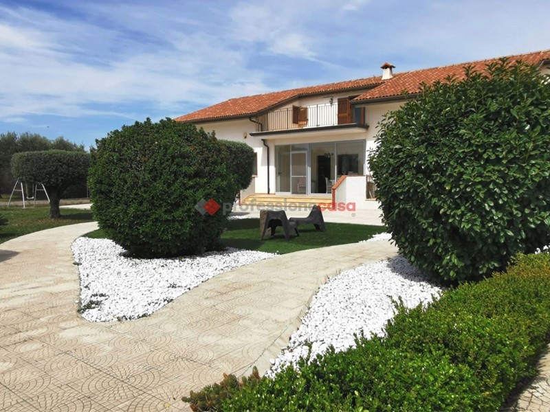 Villa in Vendita a Foggia, 380'000&euro;, 550 m²