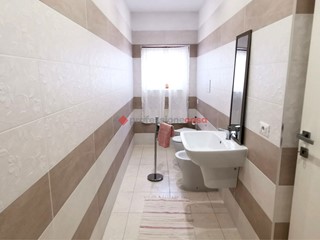 Villa in Vendita a Foggia, 380'000&euro;, 550 m²