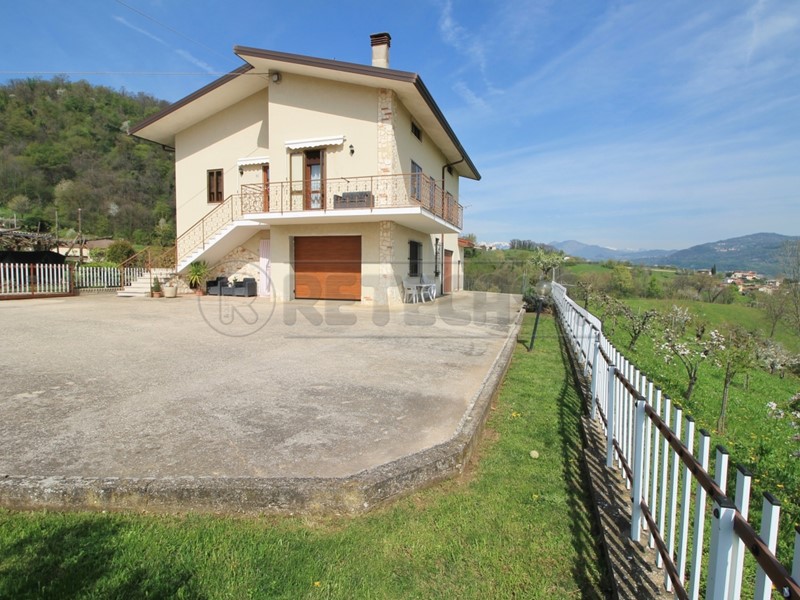 Casa Indipendente in Vendita a Chiampo, 360'000€, 196 m², con Box