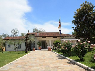 Villa in Vendita a Forte dei Marmi, zona Vaiana, 2'100'000€, 350 m², arredato