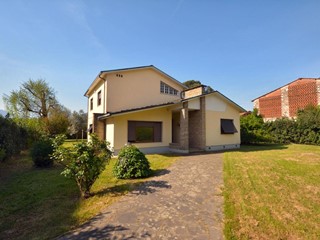 Villa in Vendita a Lucca, zona San Donato, 470'000€, 200 m²