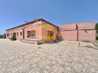 Casa Indipendente in Vendita a Siracusa, zona Floridia, 810'000&euro;, 1100 m²