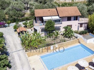 Casa Indipendente in Vendita a Vallebona, 850'000€, 471 m², con Box