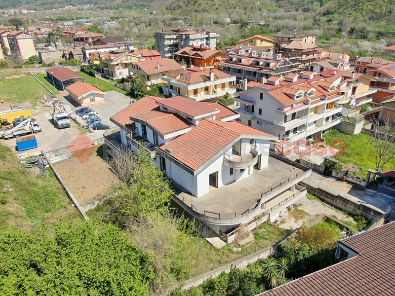 Villa bifamiliare in Vendita a Mercato San Severino, 269'000&euro;, 400 m²