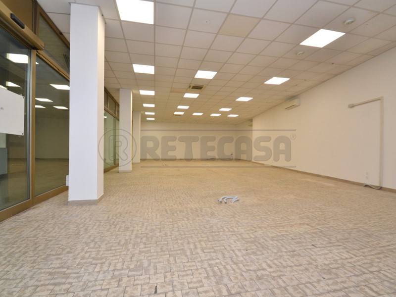 Immobile commerciale in Affitto a Valdagno, 1'400€, 300 m²