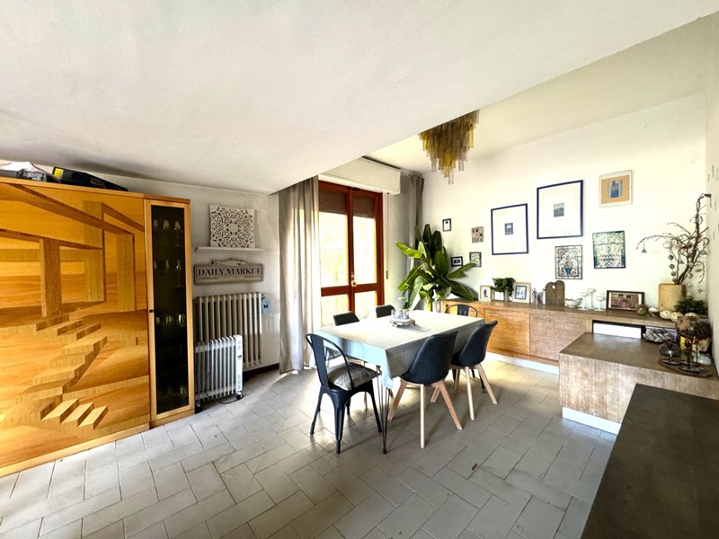 Casa Indipendente in Vendita a Vernio, 305'000€, 450 m², con Box