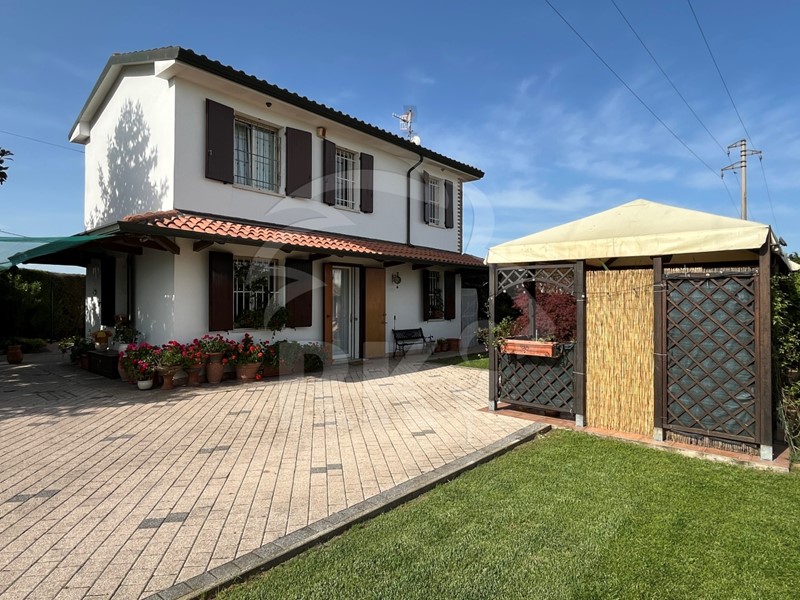 Villa in Vendita a Ferrara, zona Baura, 223'000€, 141 m²