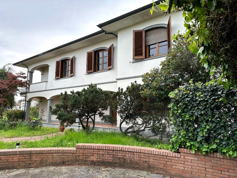 Villa in Vendita a Lucca, zona San Marco, 830'000€, 400 m²
