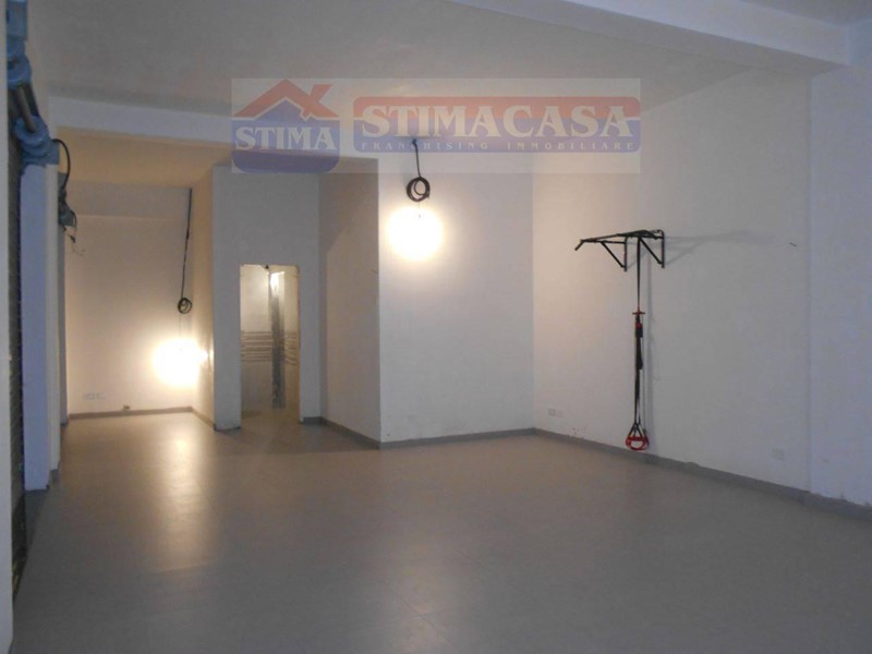 Negozio in Affitto a Afragola, 1'000&euro;, 80 m²