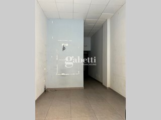 Negozio in Affitto a Capua, 500€, 35 m²